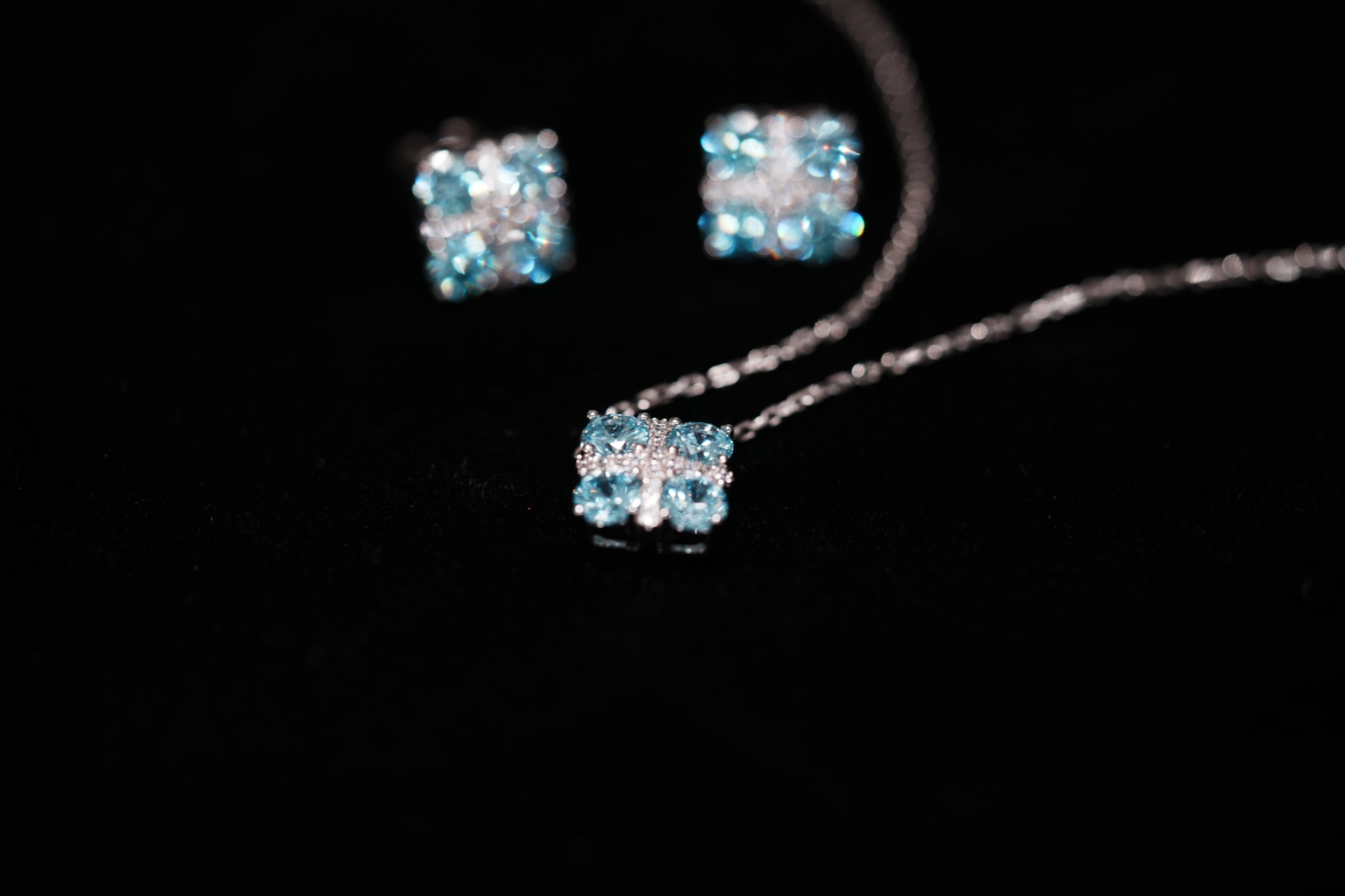 Monment Muse|925 silver Ice blue small cube 18K gold Sparkle necklace